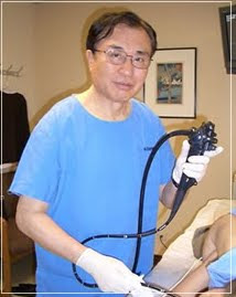 dr hiromi shinya sedang melakukan kolonoskopi